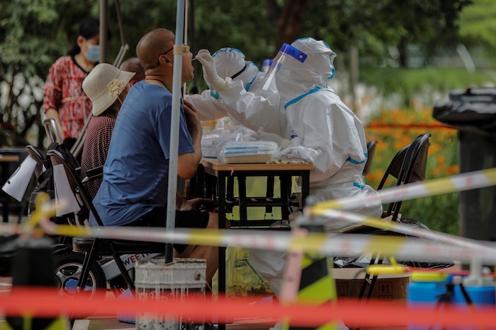 Personal sanitario hace pruebas a los residentes en Pekín.