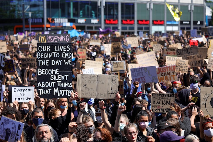 Decenas de miles de personas se manifiestan en Alemania contra el racismo.