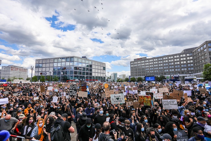 Detenidos y heridos por altercados tras manifestaciones pacíficas en Berlín.