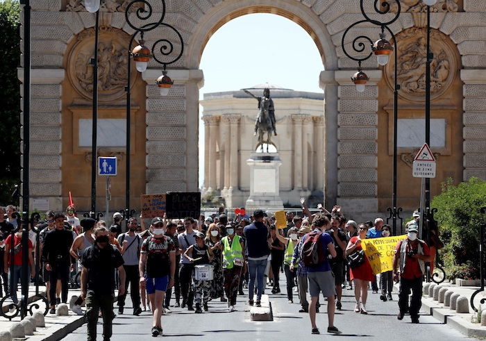 Miles de manifestantes en Francia pese a la prohibición y casi sin incidentes.