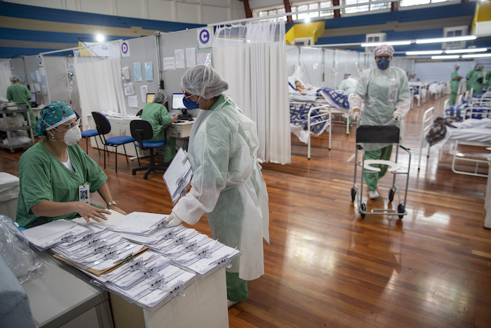 Personal de salud trabaja en un hospital de campaña construido dentro de un gimnasio para tratar a pacientes con COVID-19 en Santo Andre, en las afueras de Sao Paulo, Brasil, el martes 9 de junio de 2020.