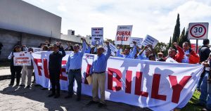 Socios de la Cooperativa La Cruz Azul, S. C. L. y sus familiares se manifestaron en las instalaciones de FEMEXFUT el pasado 6 de noviembre de 2019; pidieron audiencia con Yon de Luisa, presidente de la Federación para entregarle una carta en donde exponen que Vicctor Garcés y Guillermo Álvarez no pueden seguir tomando decisiones y no sean tomados como representantes de la Máquina. Foto: Crisanta Espinoza Aguilar