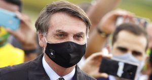 Bolsonaro porta una mascarilla para protegerse del coronavirus. Foto: Eraldo Peres, AP.