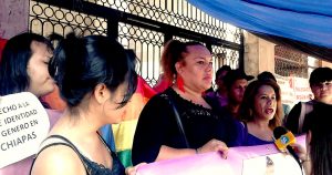 En las puertas del Congreso del Estado, mujeres trans pidieron a los diputados y las diputadas legislen por el derecho a la identidad. Foto: Especial Chiapas Paralelo