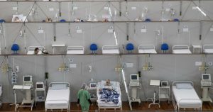 Los pacientes con COVID-19 están acostados en camas en un hospital de campaña construido dentro de un gimnasio en Santo Andre, en las afueras de Sao Paulo, Brasil, el martes 9 de junio de 2020.