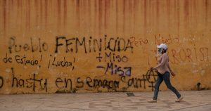 En países como Honduras, a partir de la pandemia, el número de casos reportados de violencia doméstica e intrafamiliar aumentó en un 4.1 por ciento por semana. Foto: Isabel Mateos, Cuartoscuro. 