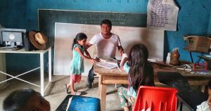 “Para los alumnos no existe [la COVID], ellos siguen con su vida y en la siembra con sus familias”, dice el profesor. Foto: Aquilino Martínez Solano.