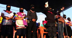 El subcomandante Moisés está haciendo una declaración en la celebración del aniversario, rodeado por el resto del CCRI-CG, el cuerpo más alto del EZLN (Comité Clandestino Revolucionario Indígena-Comando General). Foto: Anya Briy