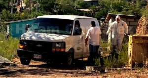 Personal de Servicios Periciales, de la FGJE Sonora, procesó la escena en busca de evidencias, a la vez que el cuerpo fue trasladado para la realización de la autopsia correspondiente, abriendo con ello la carpeta de investigación del caso. Foto: Especial vía Proyecto Puente 
