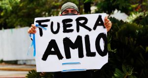 Integrantes del Frente Nacional Ciudadano se manifestaron contra el Gobierno de Andrés Manuel López Obrador, Presidente de México, y su visita programada para el próximo lunes; bloquearon la Av. principal de Cancún. Foto: Elizabeth Ruiz, Cuartoscuro