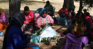 Para ellas, los cubrebocas llegaron como una forma de colaborar “hacia afuera” en un momento de crisis social. Foto: Adriana Esquivel, Raíchali.

