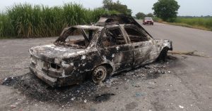 Luego de incendiar una patrulla de tránsito, habitantes del ejido 17 de marzo, montaron un bloqueo con palos y machetes, para impedir las brigadas de fumigación ya que aseguran, que mediante estás se está propagando el virus del COVID-19. Foto: ChiapasParalelo