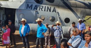La escuela multigrado de Bavícora se convirtió en el consultorio donde dos médicos, un dentista y una enfermera atendieron a los habitantes de esa localidad y de otras aledañas. Foto: Especial.