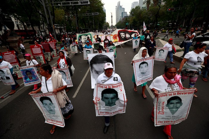 Familiares, estudiantes y simpatizantes de los 43 jóvenes desaparecidos de Ayotzinapa protestan el jueves 26 de abril de 2018, en Ciudad de México (México). 