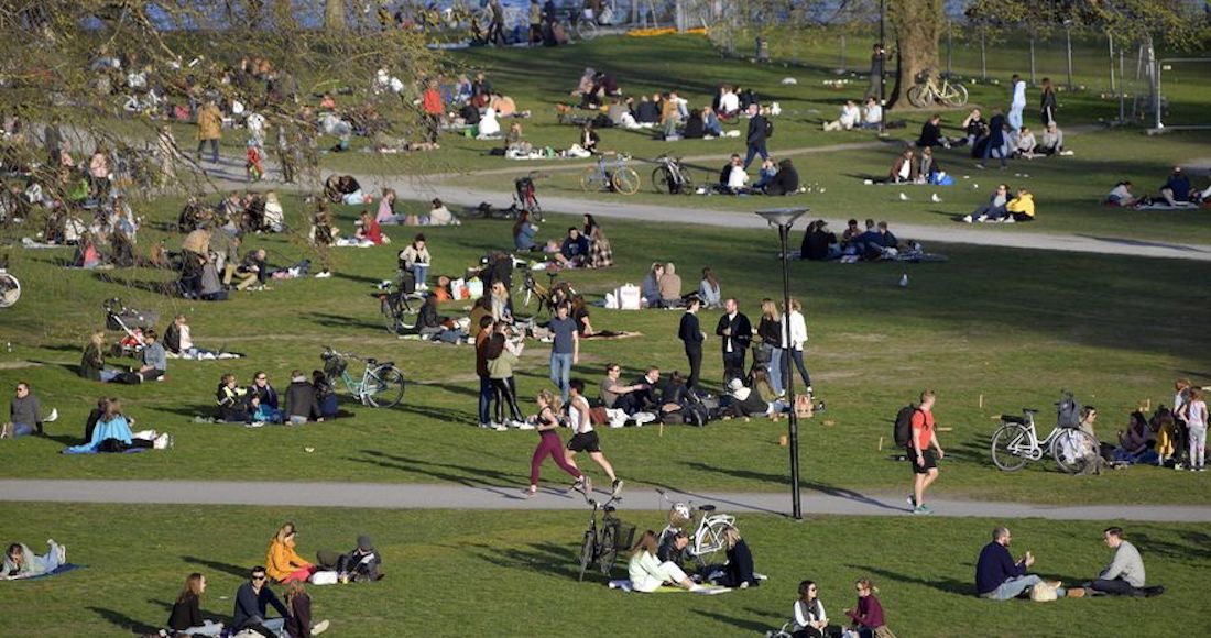 Habitantes de Estocolmo toman el sol en un parque de la ciudad de Suecia el 22 de abril. Foto Anders Wiklund, EFE.