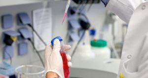 ¿Una vacuna por sí sola sería suficiente para frenar la pandemia y permitir que la vida volviera a la normalidad? Foto: EFE