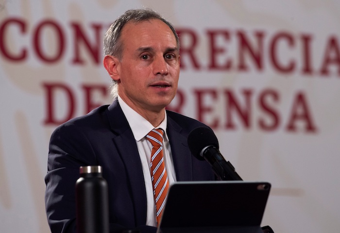 Fotografía cedida este lunes por la Presidencia de México del Subsecretario de Prevención y Promoción de la Salud, Hugo López-Gatell, durante una rueda de prensa en Palacio Nacional de Ciudad de México (México).