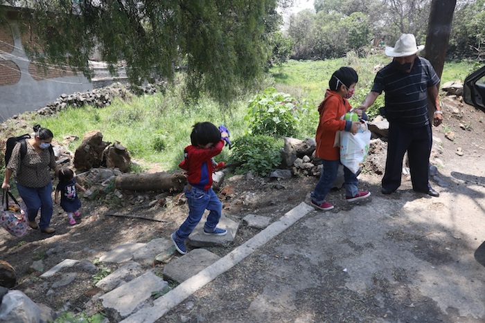 Vecinos de San José Zacatepec realizan sus labores cotidianas el pasado 21 de julio, en Ciudad de México (México).