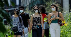 A principios de mes un artículo publicado en The New York Times provocó una cadena de titulares por todo el mundo: el coronavirus sí se transmite por el aire, o así lo aseguraban 239 expertos en una carta publicada dos días después. Foto: Frank Franklin II, AP