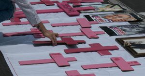 Taller de armado y pintado de cruces rosas por partede Familiares de víctimas de femincidio en el Zócalo. Foto: Galo Cañas, Cuartosucro.