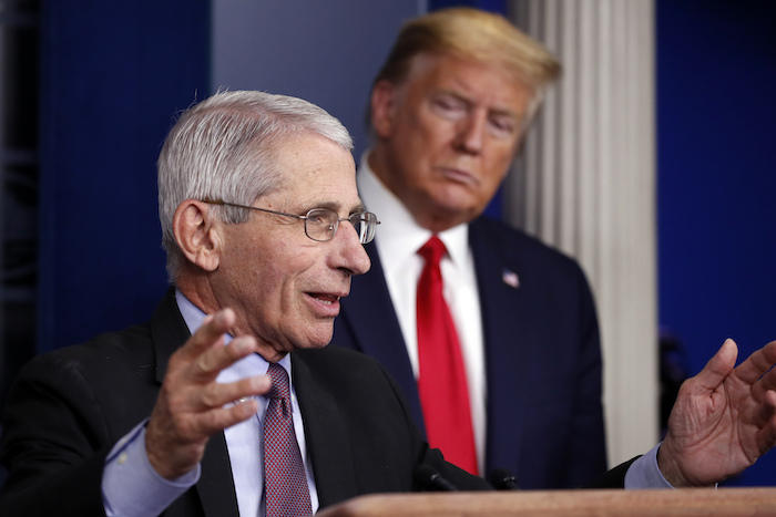 En esta imagen de archivo del 22 de abril de 2020, el Presidente de Estados Unidos, Donald Trump, mira mientras el doctor Anthony Fauci, director del Instituto Nacional de Alergia y Enfermedades Infecciosas, habla sobre el coronavirus en la sala de prensa James Brady en la Casa Blanca, Washington.