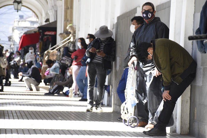 Bolivianos esperan formados para comprar dióxido de cloro en una farmacia en Cochabamba, Bolivia, 17 de julio de 2020. Aumenta la recolección de cadáveres en Cochabamba y La Paz.