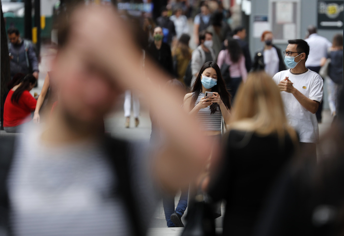 Gente con mascarillas pasando por la calle Oxford en Londres, el martes 14 de julio de 2020.