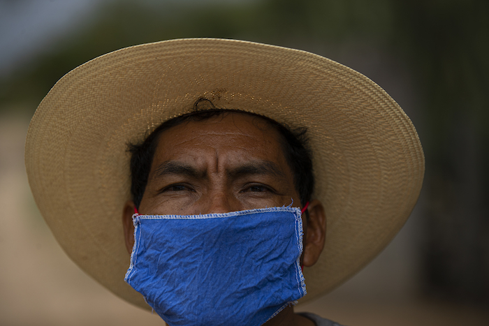 Jorge Vázquez, con mascarilla para protegerse del coronavirus, en el exterior de su casa en San Jerónimo Xayacatlán, una localidad mexicana donde casi un tercio de su población emigró a Nueva York, el 24 de junio de 2020. Formado como enfermero, a sus 42 años regresó definitivamente de Nueva York, a donde emigró en dos ocasiones.