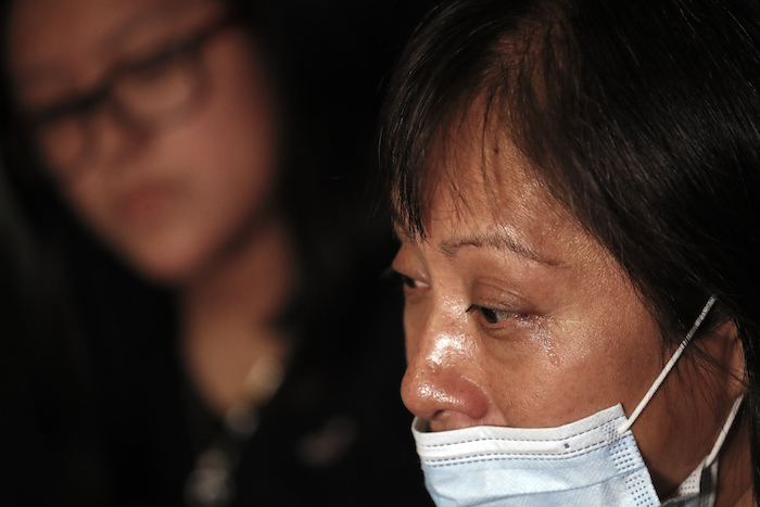 Magnolia Ortega llora durante una entrevista en su casa en Staten Island, Nueva York, el 24 de junio de 2020, mientras habla de su lucha contra el cáncer y del miedo de no volver a ver a sus hijas nunca más. Ortega, cuyo cáncer está en remisión, está considerando regresar a su pueblo natal, San Jerónimo Xayacatlán, pero dice que allí tampoco hay trabajo y eso significaría que un miembro menos de la familia envía remesas.