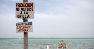 Su arena blanca y los diferentes gradientes de profundidad le otorgan siete tonalidades de azul, que han empezado a desaparecer de manera recurrente y se transforman en una coloración verdosa y café. Foto: Cuartoscuro