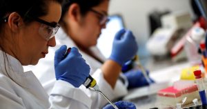 Los expertos convocados por la OMS pertenecían a 14 campos distintos, entre los que había epidemiólogos, virólogos y expertos en Salud Pública, pero también tecnólogos, periodistas, psicólogos, politólogos, diseñadores web, matemáticos y científicos de datos. Foto: Sebastiao Moreira, EFE. 