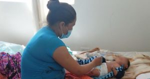 Diana, quien habla muy poco español, comentó que llegó a su hijo a urgencias porque no podía comer ni respirar bien, por lo que tuvieron que internarlo. Foto: Raichali