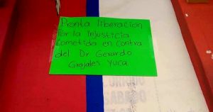 A cuatro días de la detención y encarcelamiento del médico especialista, Gerardo Vicente Grajales Yuca, médicos, amigos y familiares del galeno se movilizaron en la capital del estado así como en su pueblo natal, Acala. Foto: Especial vía Chiapas Paralelo