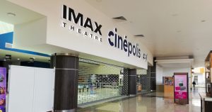 Al llegar a la puerta de Cinépolis, un empleado toma la temperatura y proporciona gel antibacterial a los clientes. Foto: Crisanta Espinosa Aguilar, Cuartoscuro, Archivo.