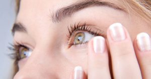 Existen una serie de factores a los cuales a menudo se atribuye responsabilidad en el surgimiento de los cuerpos flotantes, como el estrés, el tabaco, las pantallas de ordenadores y teléfonos. Foto: Especial