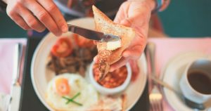 Cuando nos quedamos sin comida, el cuerpo empieza a descomponer sus propias reservas de grasa para obtener energía. Foto: Shutterstock