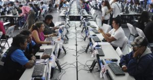 Ya sea para utilizar el cajero automático, nuestro servicio de correo o un sitio web restringido, todos necesitamos aprobar algún proceso de autenticación que nos garantice un acceso seguro. Foto: Cuartoscuro