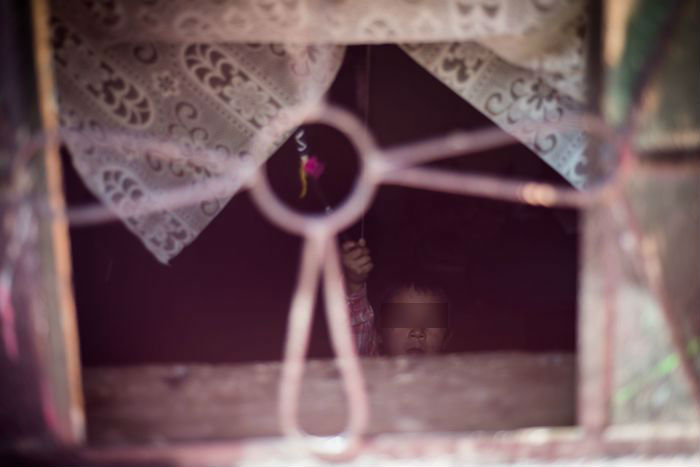 Un niño vive pobreza en Zacatecas.