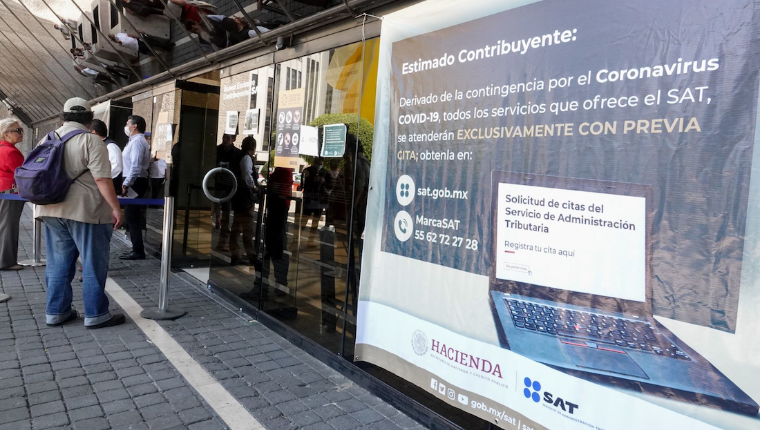 Las oficinas del SAT han limitado sus operaciones tras declararse la emergencia nacional por COVID-19 y solo atienden a la ciudadanía a través de citas previas. Foto: Moisés Pablo, Cuartoscuro. 
