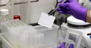 Los investigadores advierten que cientos de ensayos clínicos importantes se han paralizado estos meses. Foto: EFE