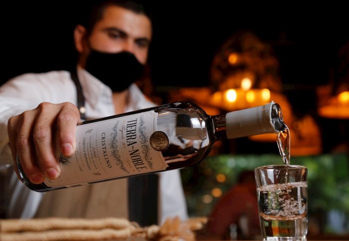 barman-sirve-tequila