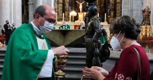 Feligreses católicos durante una misa en la Catedral Metropolitana  de la CdMx. Foto: José Pazos, EFE
