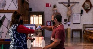 La Parroquia de Nuestra Señora Aparecida del Brasil, en la colonia Jardín Balbuena, da los ajustes finales previos a la reapertura el próximo 26 de julio. Foto: Galo Cañas, Cuartoscuro