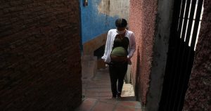 Una mujer embarazada camina en un vecindario de Caracas durante la cuarentena por la COVID-19.