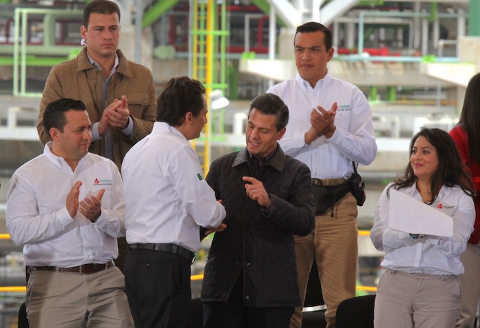 El extitular de Pemex Emilio Lozoya le da la mano al expresidente Enrique Peña Nieto. 