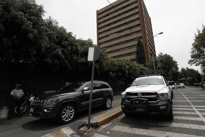Dos camionetas de la Guardia Nacional vigilan las entradas del Hospital Ángeles del Pedregal, donde permanece Emilio Lozoya. 