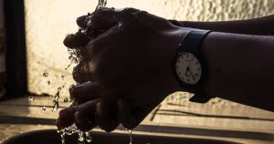 Con la pandemia de COVID-19 lavarse las manos se ha convertido en uno de los gestos rutinarios esenciales para prevenir la infección. Foto: Cuartoscuro