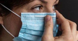 El uso del cubrebocas en tiempo de calores puede ser complicado. Foto: EFE.