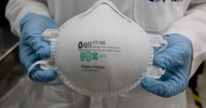 Las mascarillas de protección respiratoria N95 y KN95, por otro llevan la seguridad un paso más allá y te protegen de la inhalación de gérmenes. Foto: 