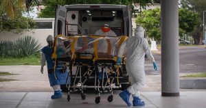 Médicos recibieron al primer paciente diagnosticado de Covid-19 en el Centro de Atención Médica Expandida. Foto: Victoria Razo, Cuartoscuro.